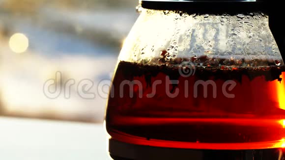 一个茶壶茶是用透明玻璃在朝阳的照射下做成的视频的预览图