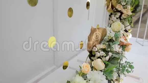 金色婚礼题字江上有花餐厅外的婚礼视频的预览图