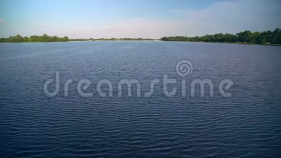 平静的湖泊的巨大水流视频的预览图