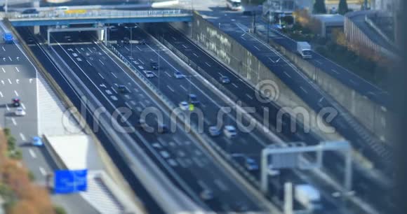 在东京市区的微型高速公路上行驶汽车倾斜视频的预览图