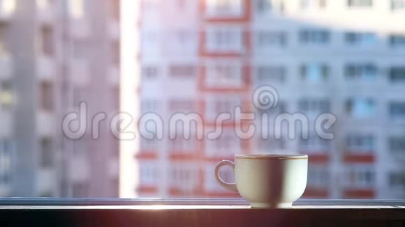 窗台上一杯热茶视频的预览图