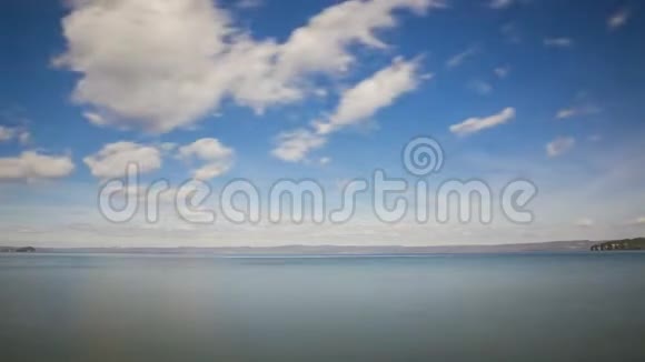 博尔塞纳湖多云的天空比森蒂纳岛马塔纳岛时间流逝4公里视频的预览图
