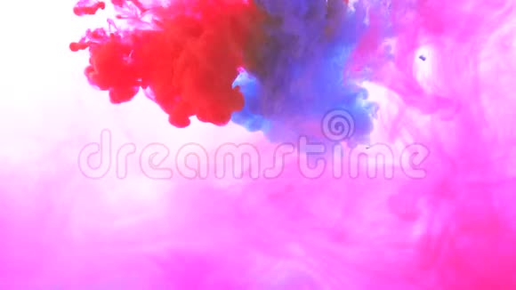 水彩在水中爆炸抽象水彩背景视频的预览图