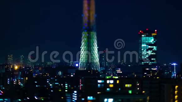 东京市区一棵夜间倾斜倾斜的东京天空树视频的预览图
