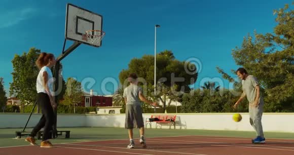 一家人在运动场上打篮球视频的预览图