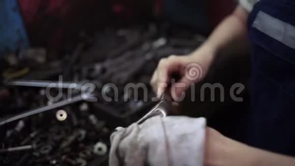 性别平等的概念年轻漂亮的女人穿着工作服用抹布擦拭工具在汽车修理店工作双手视频的预览图
