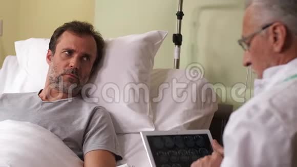 焦急的病人听到医生的坏消息视频的预览图