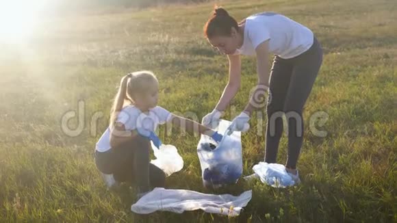 关心大自然团队志愿者小组在垃圾袋中收集垃圾无垃圾星球概念自然清洁视频的预览图