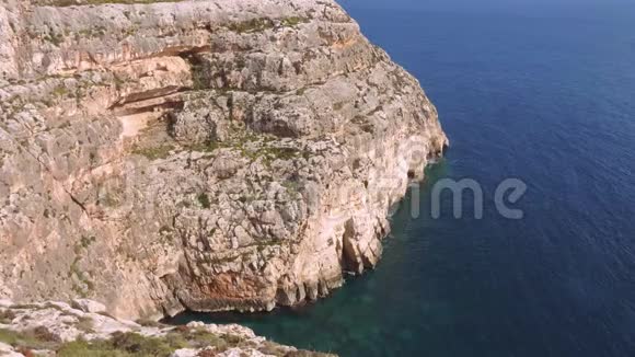 在马耳他的蓝色石窟有着惊人的蓝色水视频的预览图