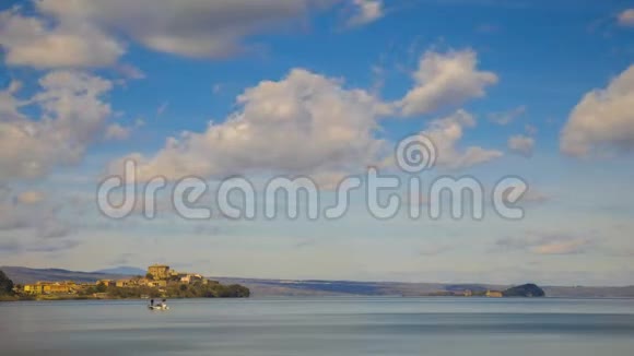 博塞纳湖卡波迪蒙特镇比森蒂娜岛时光流逝4K视频的预览图