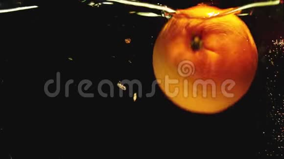 多汁的成熟维生素橙掉进水里视频的预览图