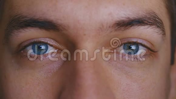 微笑男人的一双深邃的蓝眼睛视频的预览图