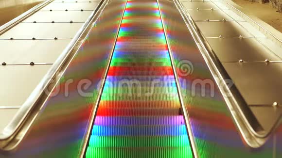 带有多色LED彩虹灯的人行横道自动扶梯无人通行视频的预览图