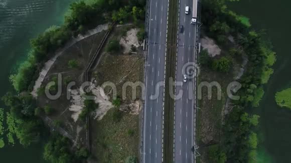 汽车骑在两座桥上从高处越过河桥视频的预览图