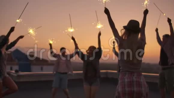 年轻人庆祝亲密朋友的生日视频的预览图
