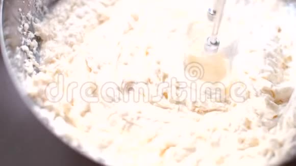 糕点店里搅打白奶油的特写镜头视频的预览图