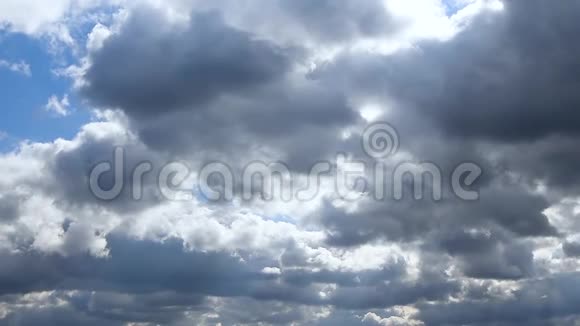 蓝天白云自然背景蓝天白云伴着阳光云朵蓬松多雨视频的预览图