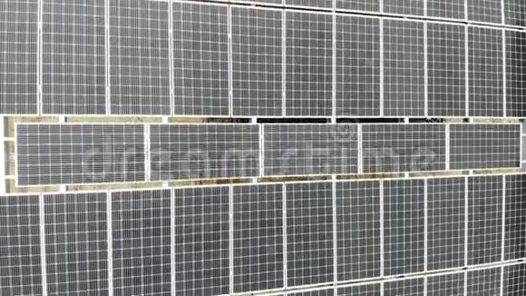 太阳能电池板的空中景观全景相机在面板上缓慢移动背景视频的预览图