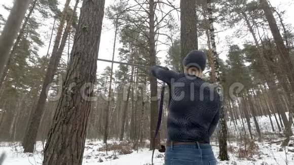 在森林里工作的年轻运动员视频的预览图