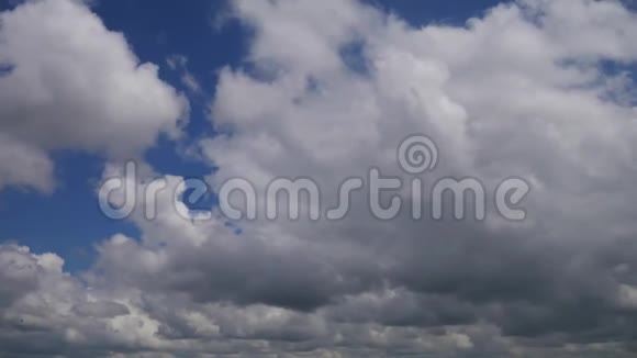 白色的白云在蓝天中航行加速的视频视频的预览图