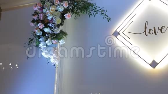 在餐厅中间举行婚礼用背光在菱形描绘爱情视频的预览图