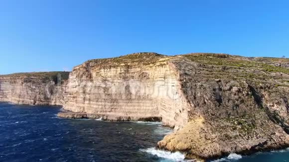 戈佐马耳他惊人的海岸和陡峭的悬崖视频的预览图