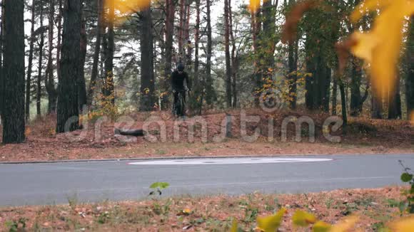 集中年轻人在头盔和运动太阳镜密集踏板的道路自行车离开道路职业自行车培训bef视频的预览图