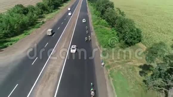 训练骑自行车者小组的追踪视频的预览图