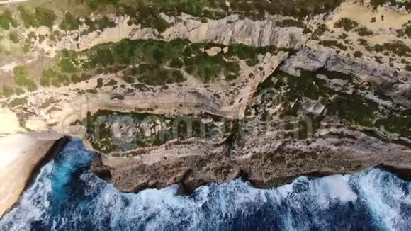 野水撞击马耳他戈佐海岸俯视图视频的预览图