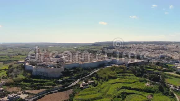 俯瞰马耳他历史名城姆迪纳的空中景色视频的预览图