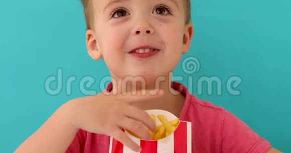 可爱的男孩用相机分享炸薯条视频的预览图
