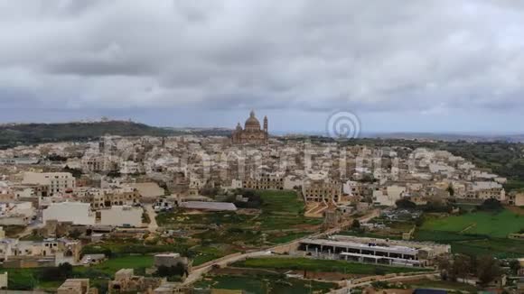 在戈佐马耳他岛上的历史城市Xewkija的鸟瞰图视频的预览图