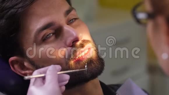 牙科办公室张口结舌的人画像视频的预览图