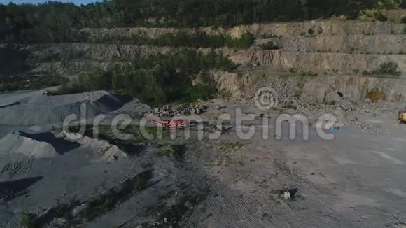 砂桩和破碎设备采石场的俯视图用于花岗岩和建筑材料的开采视频的预览图