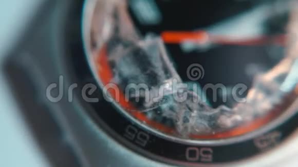 机械手表上的碎玻璃特写视频的预览图