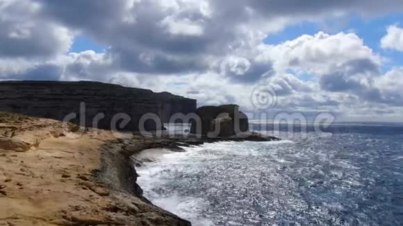 在马耳他戈佐岛上的Dwerja湾的鸟瞰图视频的预览图