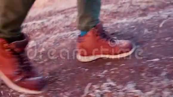 穿着靴子在地面行走的旅客腿的特写视频的预览图