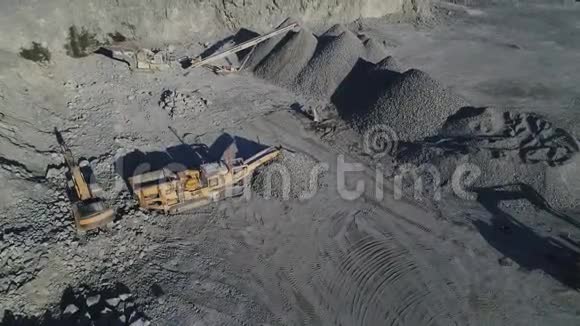 砂桩和破碎设备采石场的俯视图用于花岗岩和建筑材料的开采视频的预览图