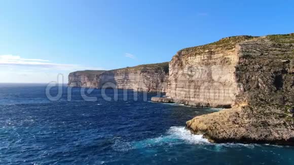 戈佐马耳他惊人的海岸和陡峭的悬崖视频的预览图