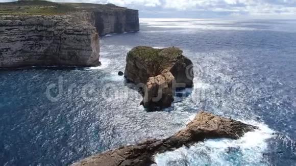 在马耳他戈佐岛上的Dwerja湾的鸟瞰图视频的预览图