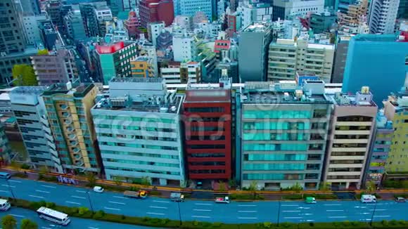 东京市区一条街的时间推移高角宽拍视频的预览图