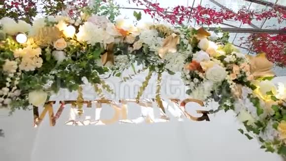 金色婚礼题字江上有花餐厅外的婚礼视频的预览图