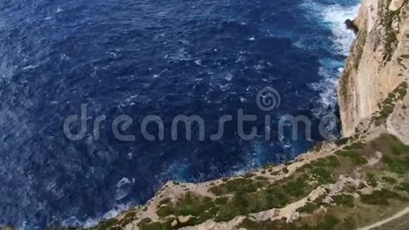 沿着戈佐马耳他海岸飞行奇妙的自然视频的预览图