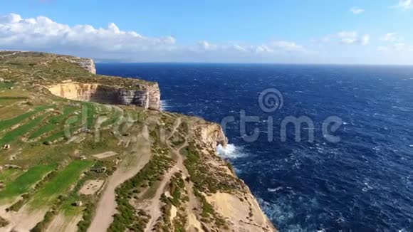 无人机俯瞰戈佐马耳他海岸视频的预览图