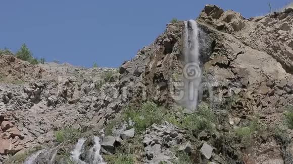 采石场的瀑布视频的预览图