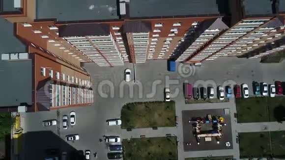 日落光线下带有玻璃商务中心的城市景观视频的预览图