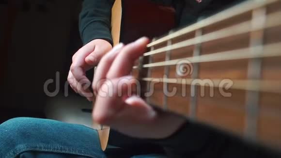 一个孩子在音乐学校学弹吉他视频的预览图