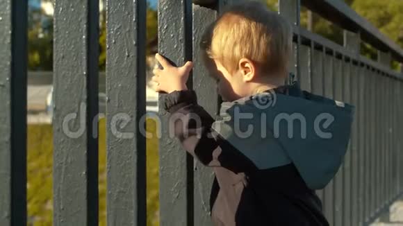 孩子站在栅栏附近视频的预览图