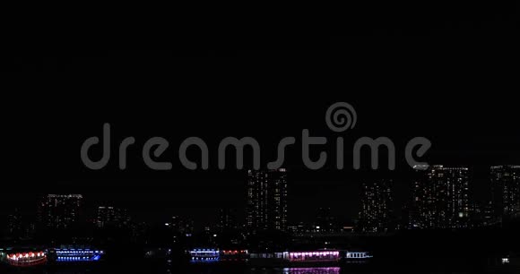 在东京市区的海湾地区夜深人静的霓虹灯船视频的预览图