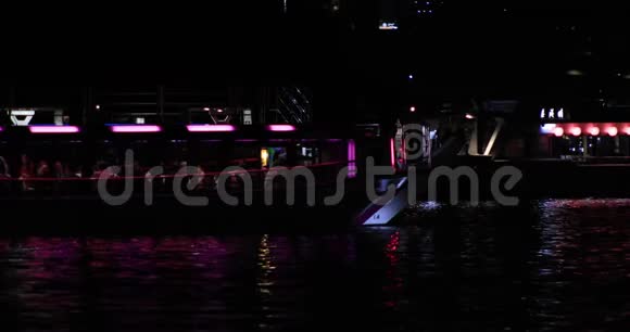 东京市区夜深人静的移动霓虹灯船湾地区视频的预览图